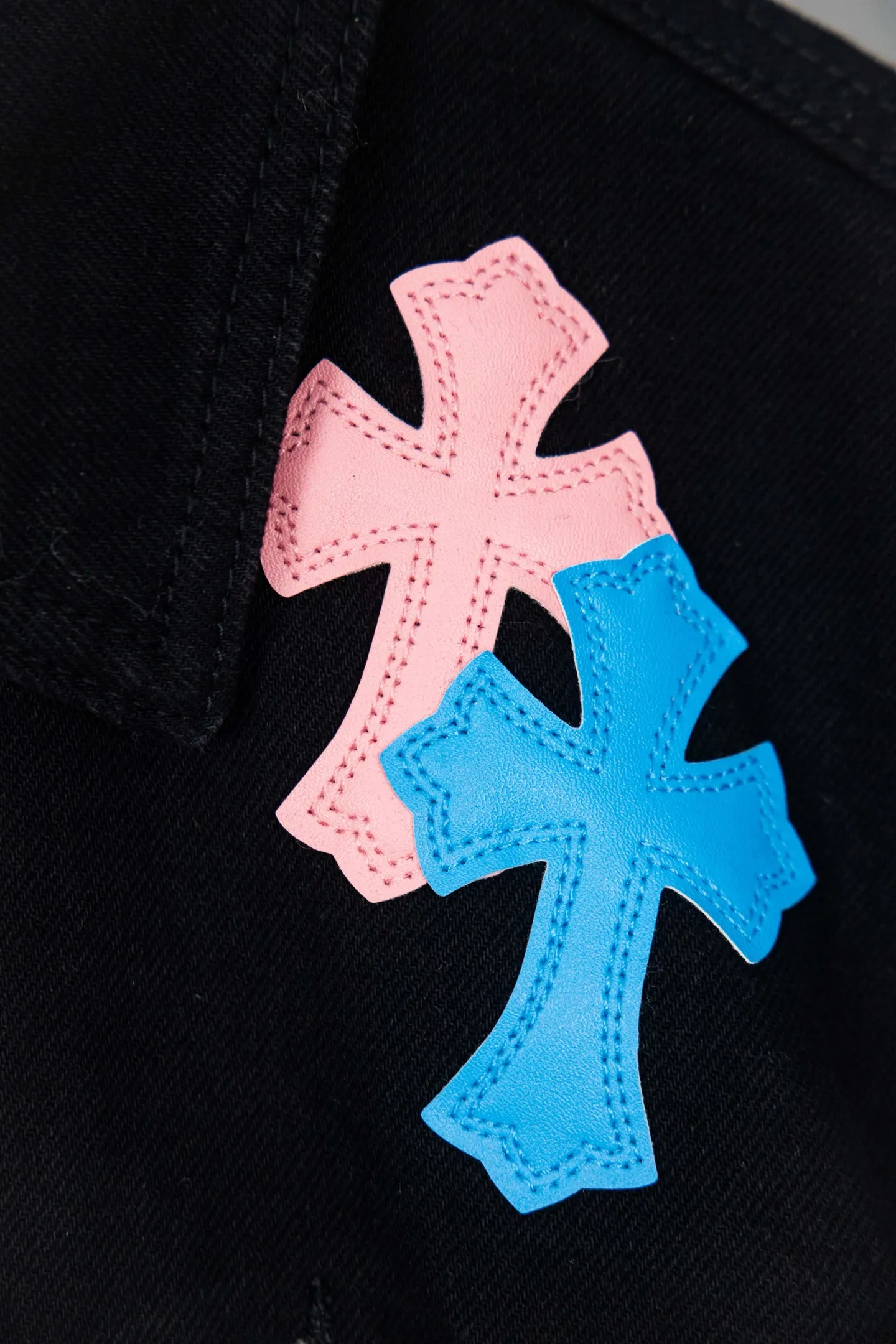 P320 Chrome Hearts heavy-duty denim jacket with heavy rivets, the same style as the Internet celebrity. Denim jacket with cross print all over, unique cross design elements, full of design. It is made of 100% denim cotton fabric with heavy coarse yarn count, which ensures a stiff and tough silhouette while being soft, comfortable and breathable. The lapel is designed with silver buttons and is full of texture. The classic cross logo is all over the dress, making it a perfect versatile style for spring and summer! The original loose version is made of high-quality pure cotton fabrics. The fabric pattern is high-definition and delicate without burrs. It is comfortable and breathable to wear. All the buttons are molded and customized. It is casual and fashionable and can be matched with any bottoms. It can be windproof and sunproof in spring and summer. It can be worn outside in autumn and winter! Easily concave shape makes you look slimmer and taller, perfect for both men and women! Color: Black Size: S M L XL